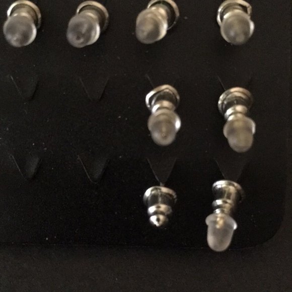 9 Sets of Fashion Earrings - Picture 6 of 12